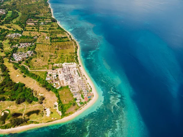リゾート ビーチ ターコイズブルーの海 空の景色を望む熱帯の島 ギリ島 — ストック写真