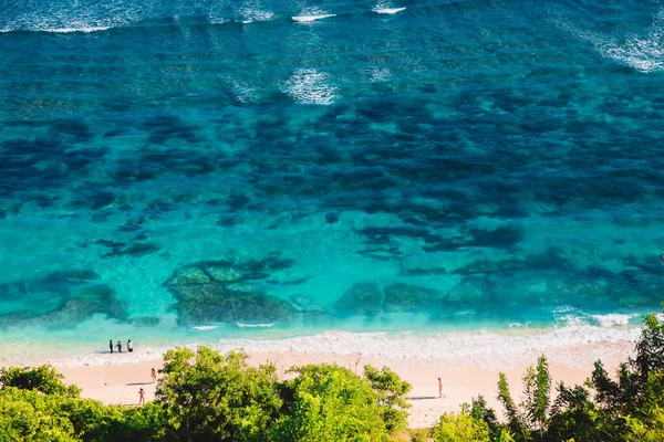 透明度の高い青い海を持つバリの熱帯ビーチ — ストック写真