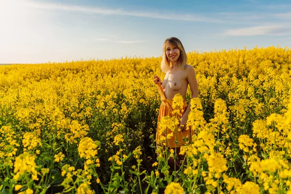 Retrato Mujer Atractiva Campo Colza Con Luz Del Atardecer Flores — Foto de Stock