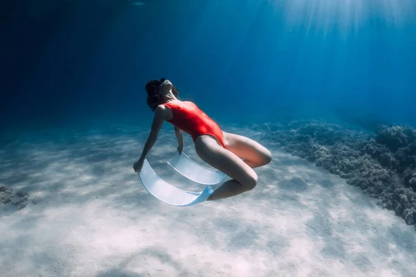 Freediver Woman Swimsuit White Fins Posing Underwater Sand Transparent Ocean — Stockfoto