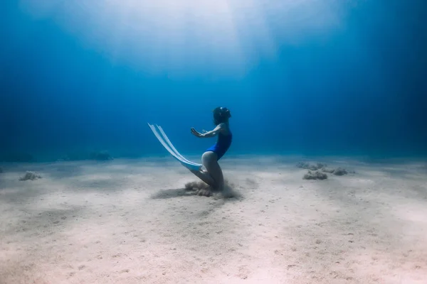 Lady Freediver Posing Underwater Deep Blue Ocean Sunlight — Stockfoto