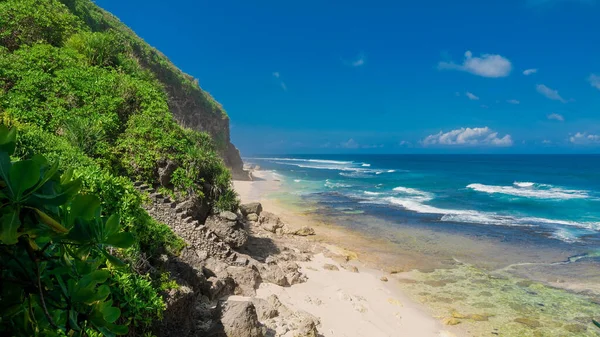 Tropikalna Dzika Plaża Kamiennymi Schodami Piaszczysta Plaża Błękitne Fale Oceanu — Zdjęcie stockowe