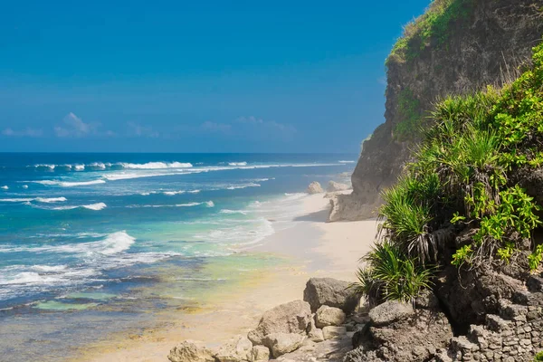 Plage Tropicale Sauvage Avec Escalier Pierre Plage Sable Vagues Bleu — Photo