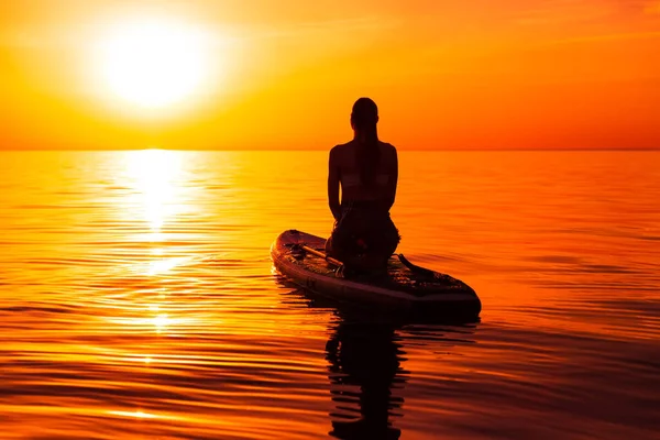 Slim Woman Stand Paddle Board Quiet Sea Bright Sunset Sunrise — Stock Photo, Image