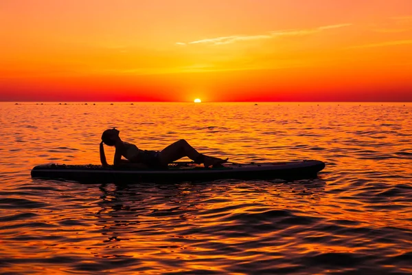 Flicka Stå Upp Paddla Ombord Lugnt Hav Med Ljus Solnedgång — Stockfoto
