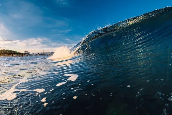 Krachende Surfwelle Ozean Mit Warmen Tönen Bei Sonnenaufgang Oder Sonnenuntergang — Stockfoto