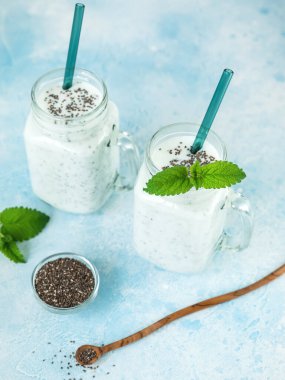 Sağlıklı diyet yoğurt ya da acı biberli smoothie, vejetaryen diyeti.