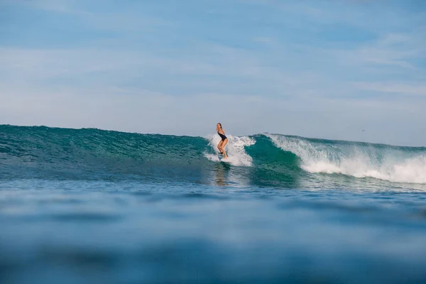 Surfer Fată Surfboard Val Albastru Femeie Sportivă Ocean Timpul Surfing — Fotografie, imagine de stoc