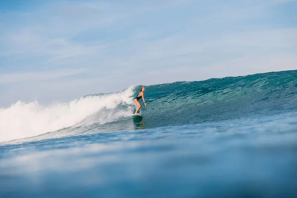 Surfer Fată Surfboard Val Albastru Femeie Sportivă Ocean Timpul Surfing — Fotografie, imagine de stoc