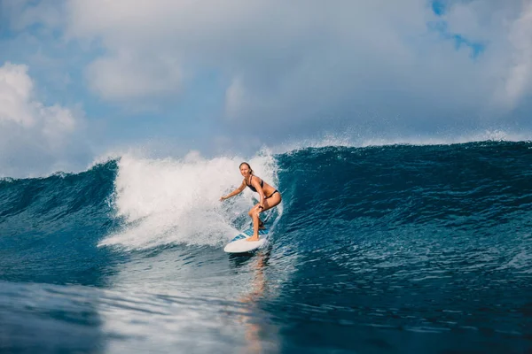 Mujer Surfista Tabla Surf Ola Perfecta Joven Mujer Deportiva Océano — Foto de Stock