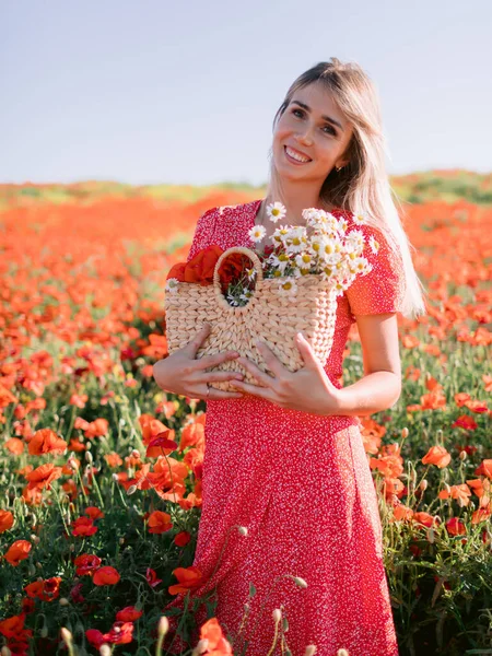 Atractiva Mujer Rubia Campo Amapola Atardecer Concepto Libertad Con Colores — Foto de Stock