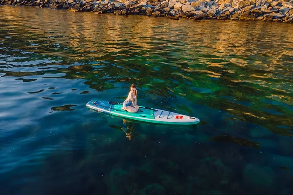 Mayo 2021 Anapa Rusia Mujer Stand Paddle Board Mar Tranquilo — Foto de Stock
