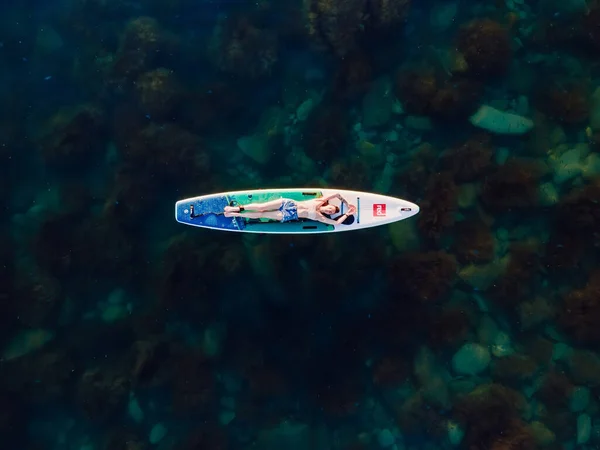 Maj 2021 Anapa Ryssland Kvinna Stå Upp Paddla Ombord Blått — Stockfoto