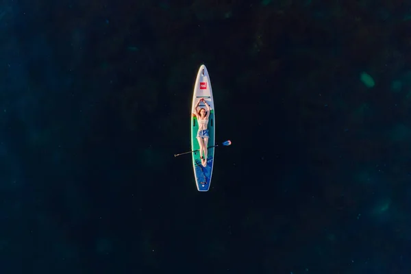 Maio 2021 Anapa Rússia Mulher Prancha Remo Mar Azul Menina — Fotografia de Stock