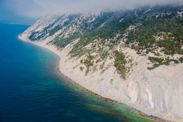 Vista Aérea Costa Rochosa Com Mar Azul Transparente Dia Verão — Fotografia de Stock