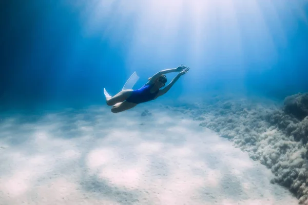 Lady Mergulhador Livre Maiô Posando Debaixo Água Fundo Oceano Azul — Fotografia de Stock