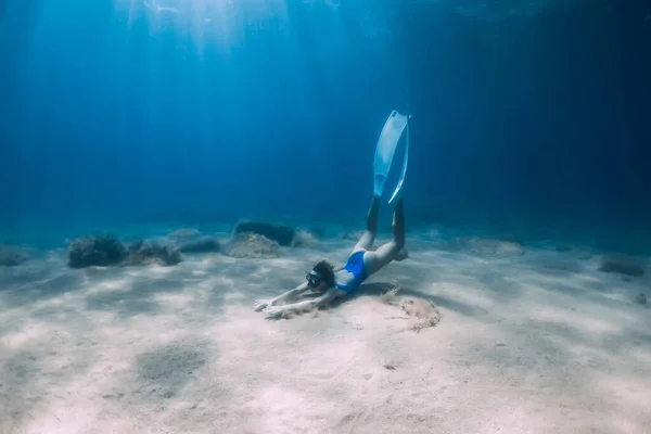 Freitaucherin Mit Weißen Flossen Posiert Und Gleitet Unter Wasser Blauen — Stockfoto