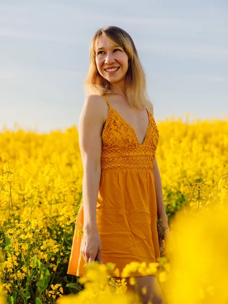 Atractiva Mujer Alegre Campo Colza Con Luz Del Atardecer Flores — Foto de Stock