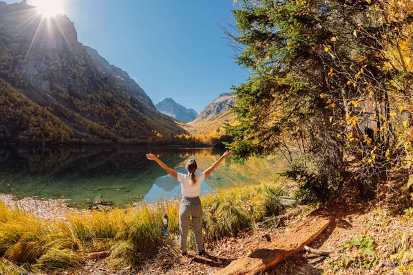 Woman Hiker Crystal Lake Autumnal Mountains Mountain Lake Traveller —  Fotos de Stock