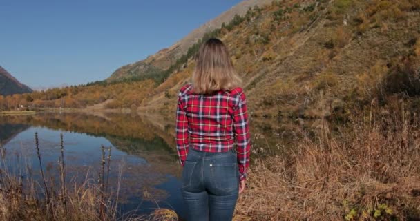 Mujer Joven Disfrutando Las Montañas Otoñales Montaña Turismo Feliz — Vídeo de stock
