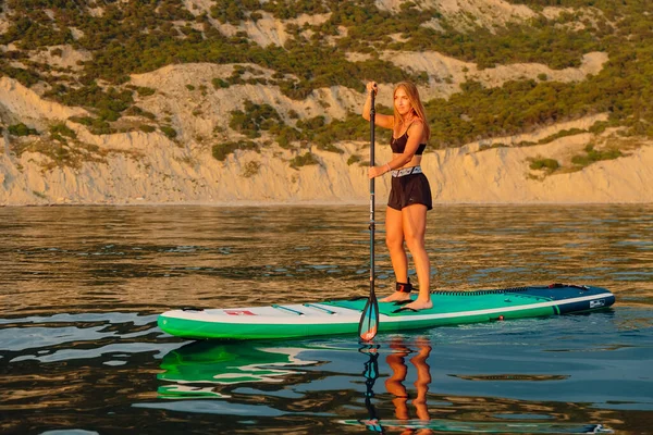 Juni 2021 Anapa Russland Sportliche Mädchen Schwimmen Abends Auf Einem — Stockfoto