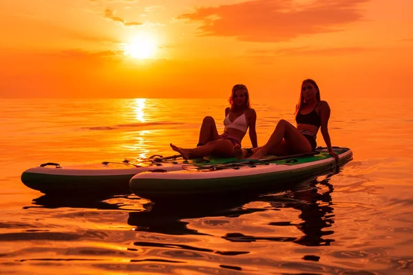 2021年6月25日 ロシアのアナパ レッドパドルの女性は日没や日の出と静かな海でパドルボードを立ちます — ストック写真