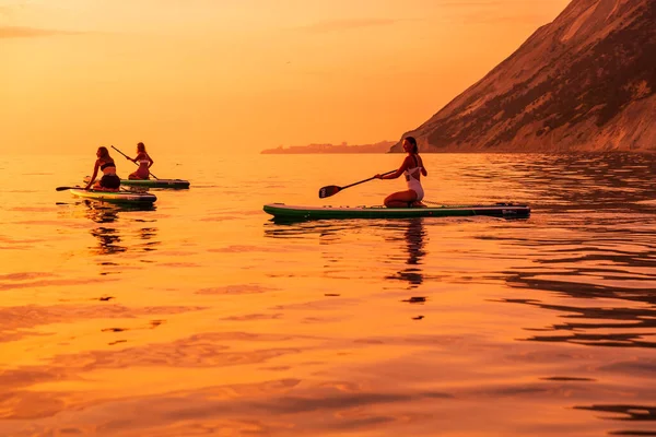 Czerwca 2021 Anapa Rosja Kobiety Czerwonym Wiosle Wstać Paddle Board — Zdjęcie stockowe