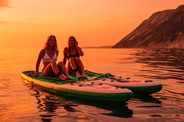 2021年6月25日 ロシアのアナパ レッドパドルの女性は日没や日の出と静かな海でパドルボードを立ちます — ストック写真