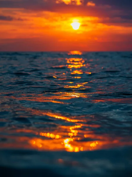 Puesta Sol Con Nubes Colores Cálidos Olas Océano — Foto de Stock