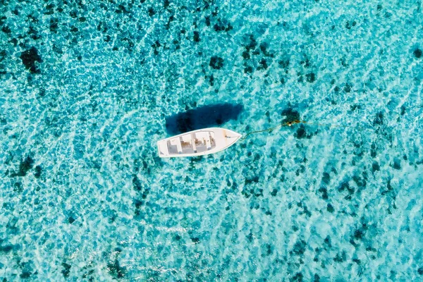 Boat Transparent Blue Ocean Tropical Island Aerial View — Stock fotografie