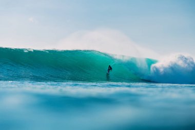 12 Mayıs 2021. Bali, Endonezya. Sörfçü varil dalgasında sörf tahtasında.