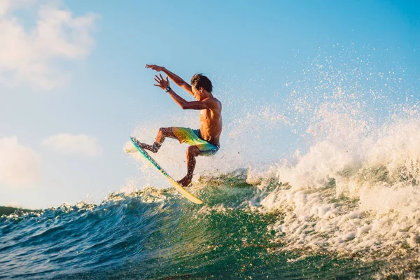 May 2021 Lombok Indonesia Professional Surfer Does Tricks Surfboard Ocean — ストック写真