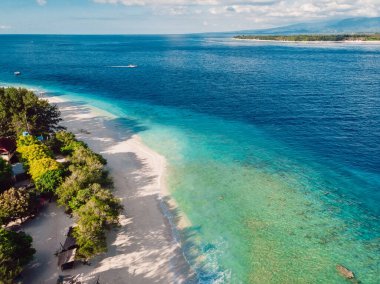 Tropik plaj ve turkuaz sessiz okyanus. Hava görüntüsü. Cennet turistik bir yer