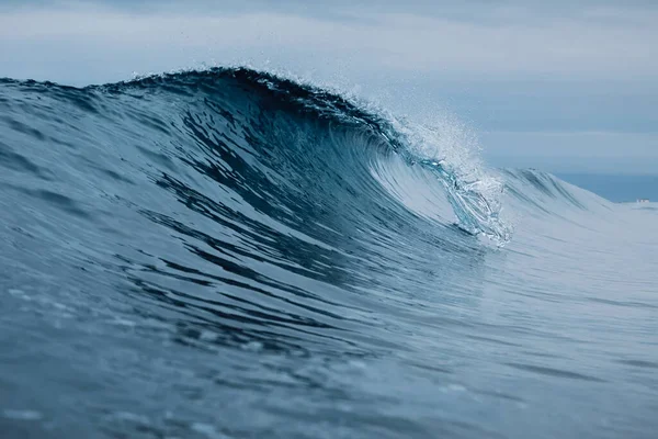沙滩地上的碎玻璃般的浪花 冲浪的完美浪头 — 图库照片