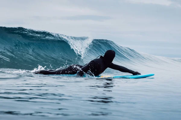 April 2021 Anapa Russia Surfer Wetsuit Surfboard Sea Wave — 스톡 사진