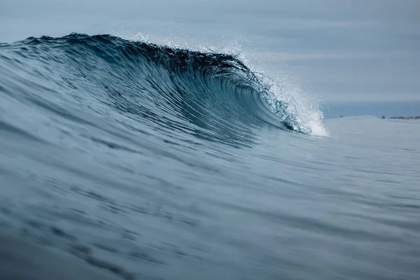 Разбивая Стеклянную Волну Песчаном Пляже Перфект Серфинга — стоковое фото