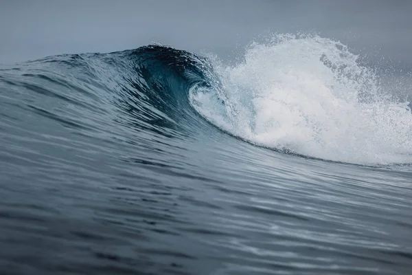 Crashing Glassy Wave Sandy Beach Perfect Swell Surfing — Stockfoto