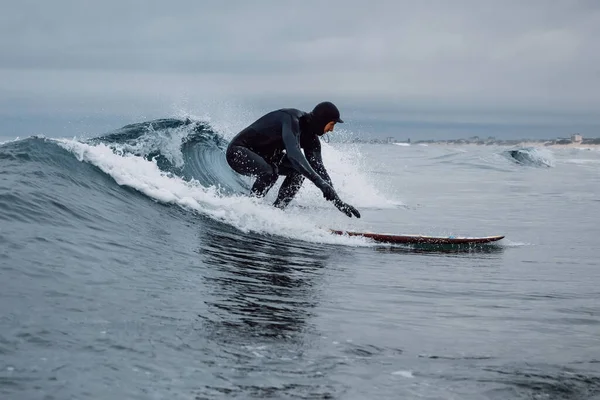 April 2021 Anapa Russia Surfer Wetsuit Ride Surfboard Barrel Wave — 스톡 사진