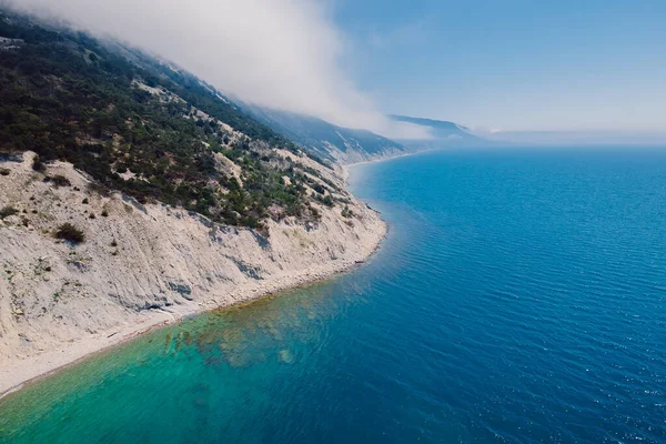 Vista Aérea Costa Rochosa Com Mar Azul Dia Verão Mar — Fotografia de Stock