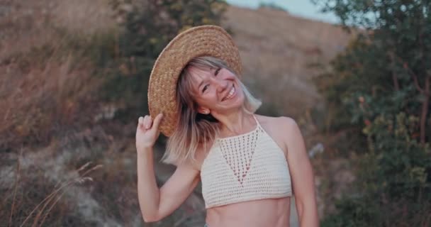 Çekici Bir Şekilde Kameraya Gülümseyen Bir Kadın Şık Bir Genç — Stok video