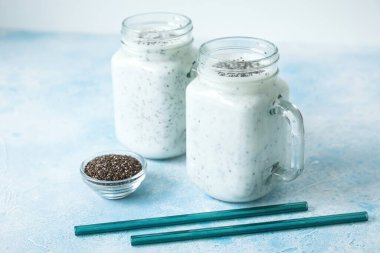 Chia tohumlu diyet yoğurt, vejetaryen gıda ve sağlık konsepti