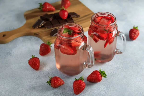 Fresa Refrescante Bebida Con Bayas Tablero Madera Con Chocolate — Foto de Stock