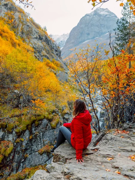 Montañas Rocosas Árboles Otoñales Otoño Mujer Turística Sientan Roca Paisaje — Foto de Stock