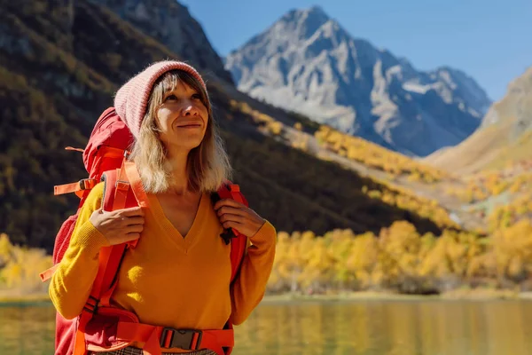 Retrato Mujer Feliz Excursionista Lago Las Montañas Otoñales Lago Montaña —  Fotos de Stock