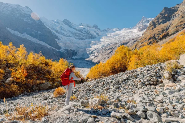 Femme Randonneur Avec Sac Dos Dans Les Montagnes Automnales Montagne — Photo