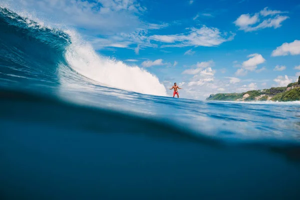 2021年4月4日 インドネシアのバリ 青い海の波でサーフボード上のサーファー男性の乗り心地 — ストック写真