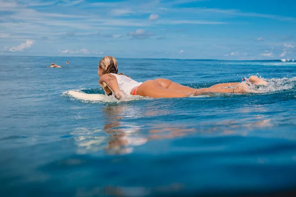 Abril 2021 Bali Indonésia Jovem Surfista Oceano Tropical Remar Prancha — Fotografia de Stock