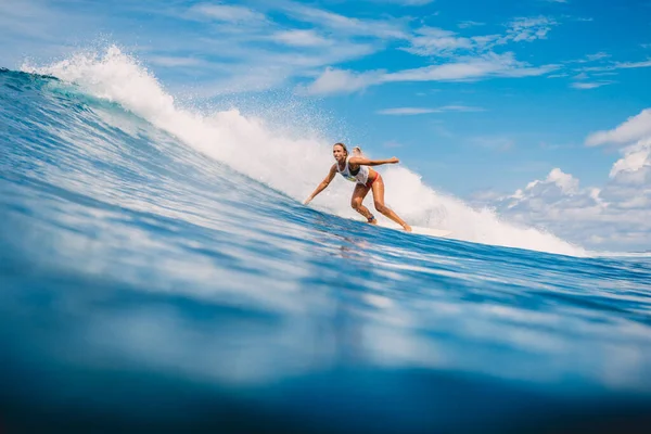 2021年4月4日 インドネシアのバリ サーフィン中に熱帯の海でスポーティ若い女性 サーファー女の子オンサーフボードと完璧な海の波 — ストック写真
