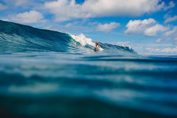 Abril 2021 Bali Indonésia Jovem Desportiva Oceano Tropical Durante Surf — Fotografia de Stock