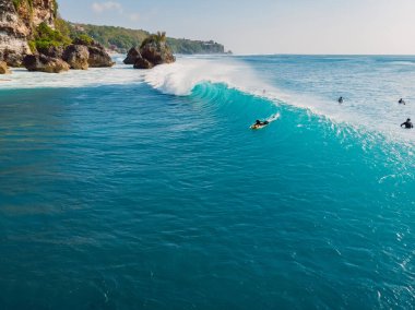 8 Ağustos 2021. Bali, Endonezya. Büyük fıçı dalgasında sörf yapan bir hava manzarası. Padang Padang 'da okyanusta mükemmel dalgalar ve sörfçüler.